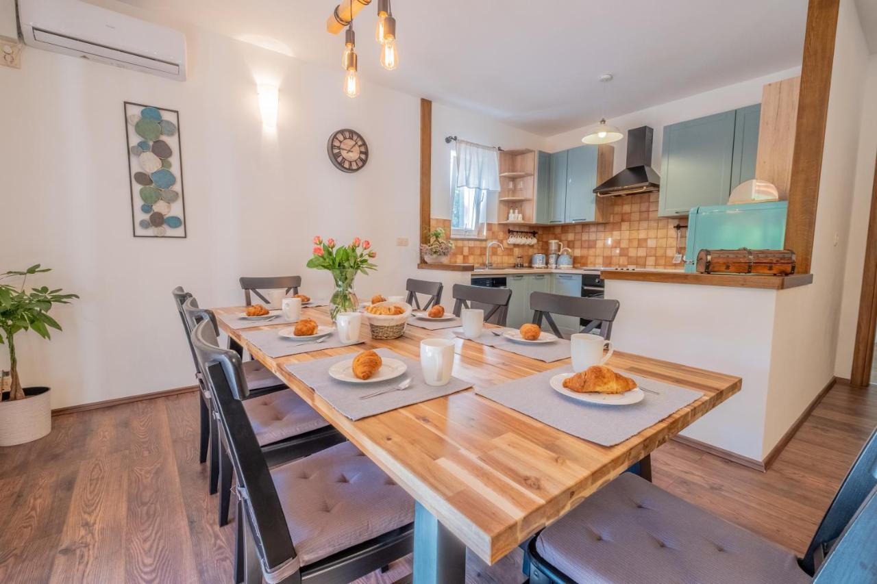 Amazing 4 Bedroom Villa With Swimming Pool And Wifi, Family Frendly Tribalj  Exteriér fotografie