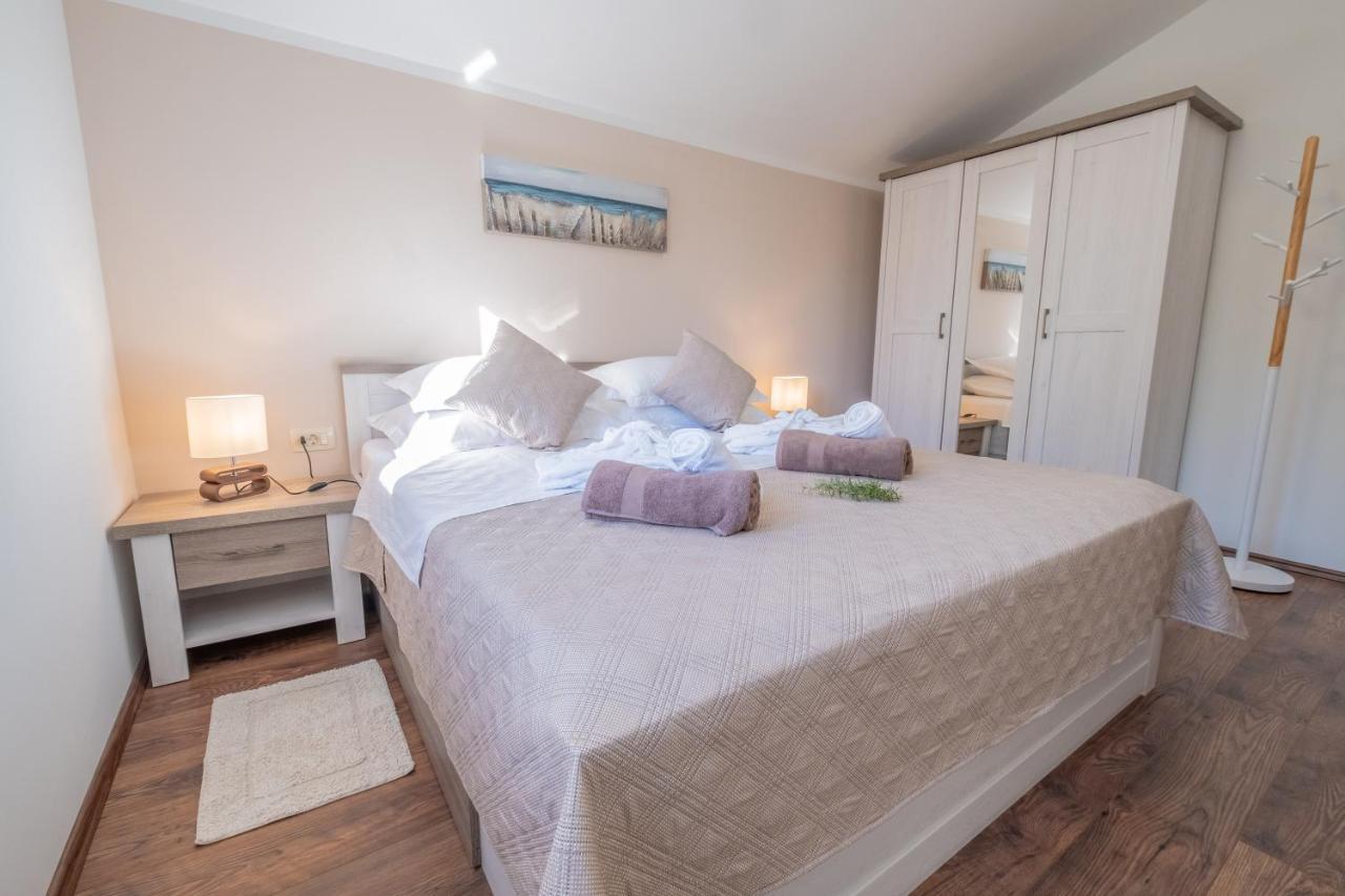 Amazing 4 Bedroom Villa With Swimming Pool And Wifi, Family Frendly Tribalj  Exteriér fotografie