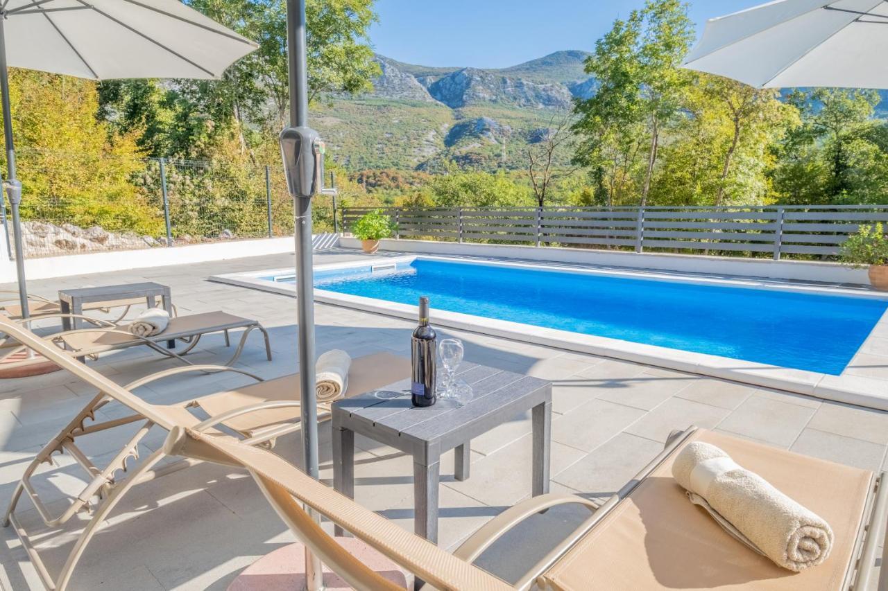 Amazing 4 Bedroom Villa With Swimming Pool And Wifi, Family Frendly Tribalj  Exteriér fotografie