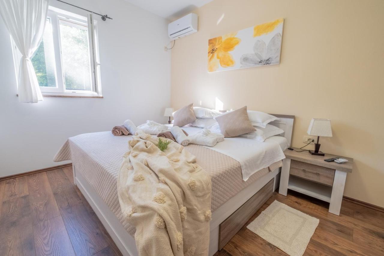 Amazing 4 Bedroom Villa With Swimming Pool And Wifi, Family Frendly Tribalj  Exteriér fotografie