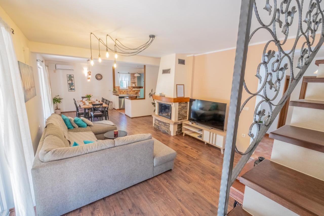 Amazing 4 Bedroom Villa With Swimming Pool And Wifi, Family Frendly Tribalj  Exteriér fotografie
