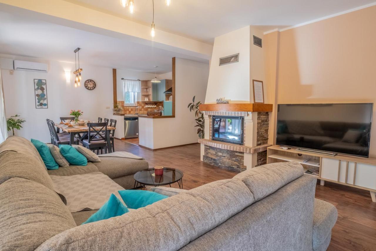 Amazing 4 Bedroom Villa With Swimming Pool And Wifi, Family Frendly Tribalj  Exteriér fotografie