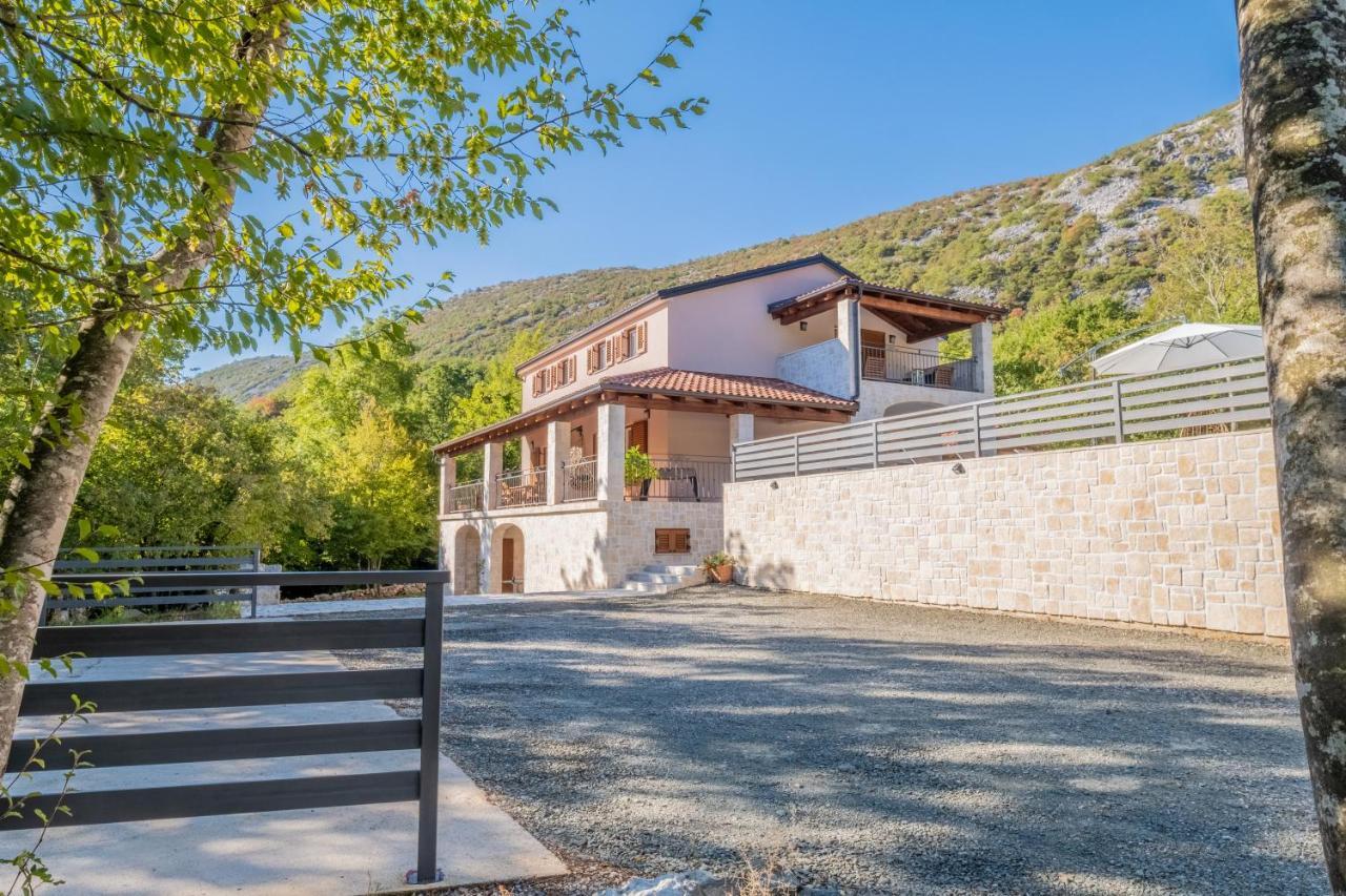 Amazing 4 Bedroom Villa With Swimming Pool And Wifi, Family Frendly Tribalj  Exteriér fotografie