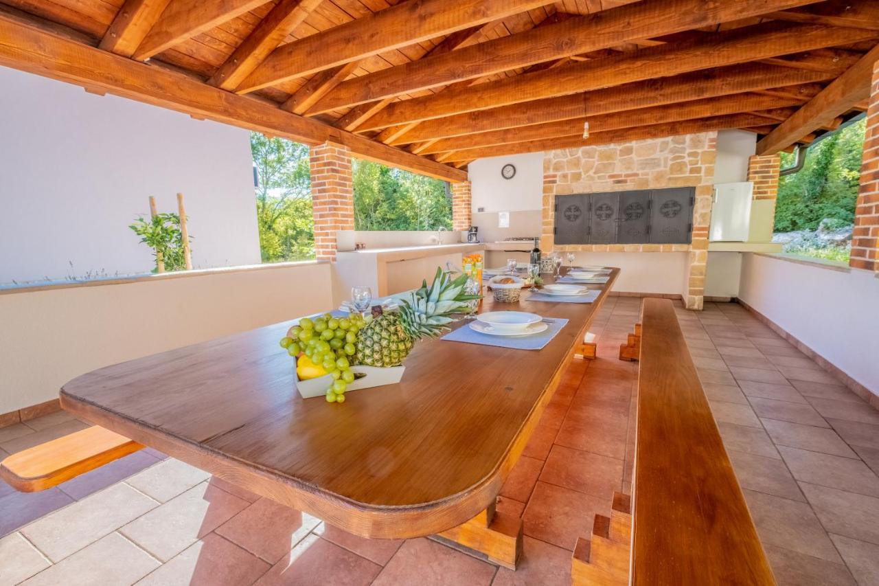 Amazing 4 Bedroom Villa With Swimming Pool And Wifi, Family Frendly Tribalj  Exteriér fotografie