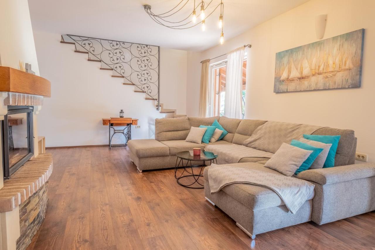 Amazing 4 Bedroom Villa With Swimming Pool And Wifi, Family Frendly Tribalj  Exteriér fotografie
