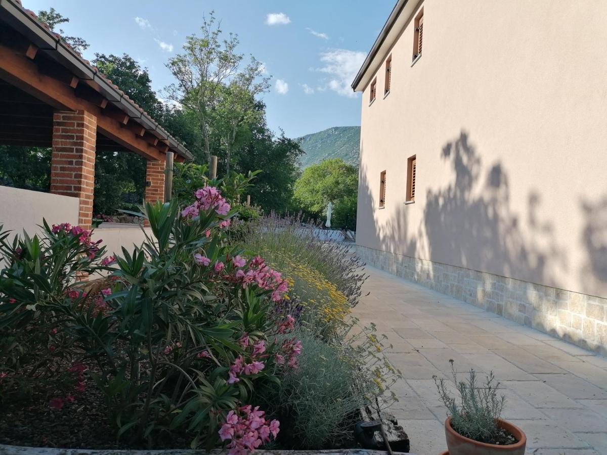 Amazing 4 Bedroom Villa With Swimming Pool And Wifi, Family Frendly Tribalj  Exteriér fotografie